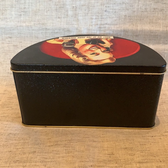 Vintage Coca-Cola ‘meet me at the soda fountain’ half moon tin - Picture 4 of 5